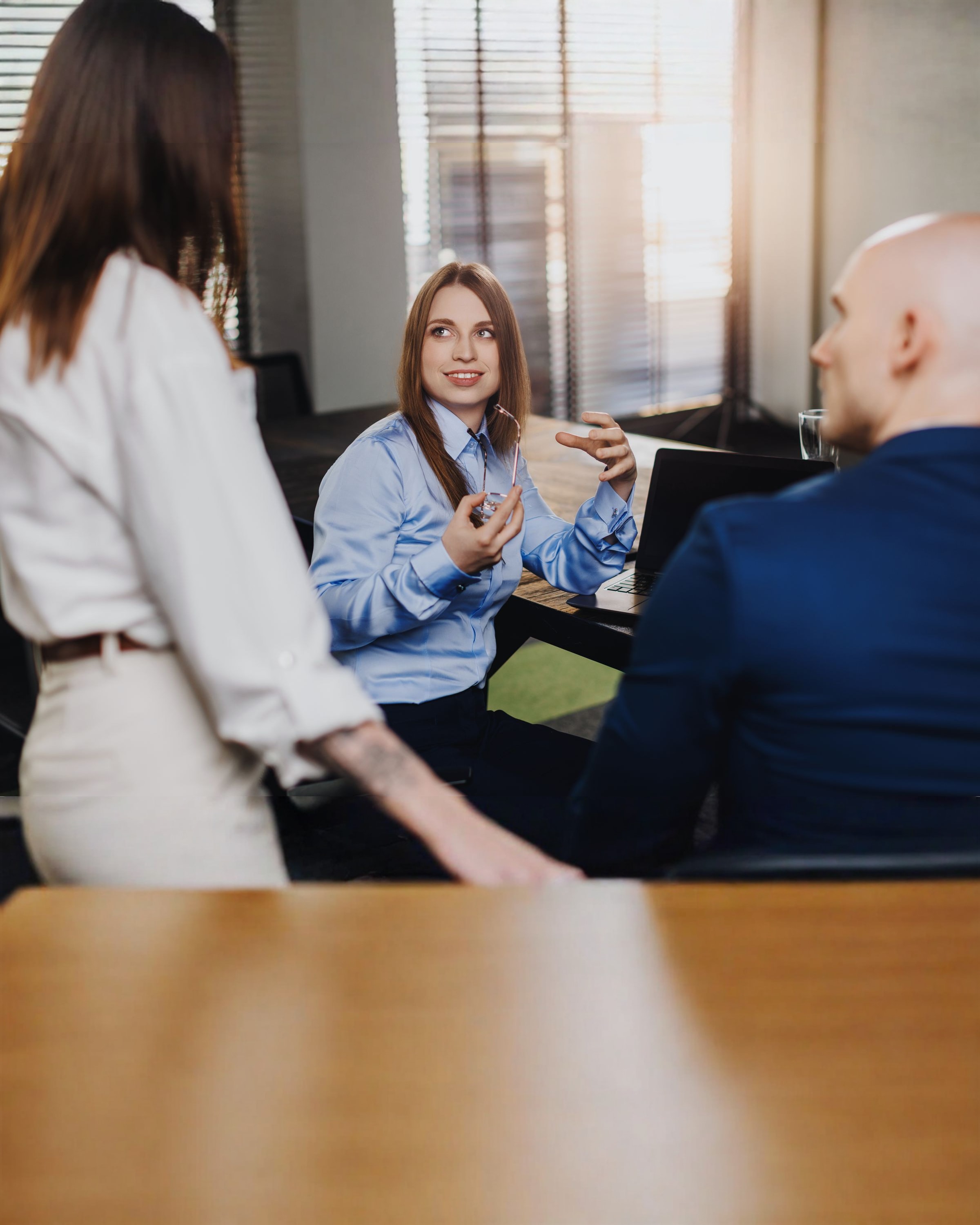 Zespół NEXT LEAP podczas rozmowy w biurze — agencja marketingu B2B